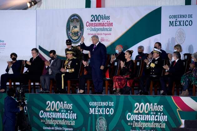 News Bilder des Tages The president of Mexico Andres Manuel López Obrador (c) speaks during the ceremony of the 200th anniversary of the consummation of independence in Mexico City, Mexico, 28 September 2021. Mexico commemorated on Monday the 200th anniversary of the consummation of its independence with a historical recreation in the Zócalo of Mexico City about the entry of the Trigarante Army to the Mexican capital in 1821, an event in which the absence of Spanish authorities stood out. Mexico commemorates 200 years of the consummation of independence with recreation !ACHTUNG: NUR REDAKTIONELLE NUTZUNG!  Copyright: xCarlosxRamírezx MEX2668 20210928-7fb5ea145db44cf61776ca03751582290401c0e2