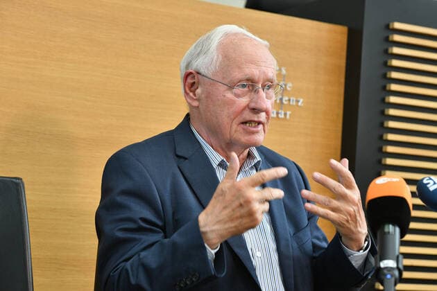 Oskar Lafontaine, Fraktionschef der Partei Die Linke im Saarländischen Landtag, redet bei der Landespressekonferenz am Montag (27.9.2021) im Saarländischen Landtag über die Ergebnisse der Bundestagswahl. Er teilt eine Mitteilung aus mit dem Satz: Da ich ungeeigneten Kandidaten nicht zu Mandaten verhelfen will, sind die Voraussetzungen für meine erneute Kandidatur für den saarländischen Landtag nicht mehr gegeben. In diesem Zusammenhang wird die Linksfraktion am kommenden Montag über die weitere Fortführung der Fraktionsarbeit entscheiden. Lafontaine erläuterte diese Sätze nicht. *** Oskar Lafontaine, parliamentary group leader of the Left Party in the Saarland state parliament, talks about the results of the Bundestag election at the st bub