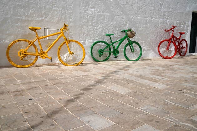Ampel Spanien, 20210924, Symbolbild,Bunte Fahrräder auf Menorca, symbol für die Ampel, Regierungsbildung in Berlin