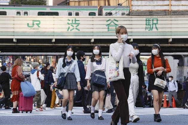 Japan decides to end COVID-19 emergency as cases fall People wearing face masks for protection against the coronavirus walk in Tokyo s Shibuya area on Sept. 28, 2021. The Japanese government formally decided the same day to lift the COVID-19 state of emergency covering Tokyo, Osaka and 17 other prefectures, as infections have declined from their peak.  A14AA0000899597P