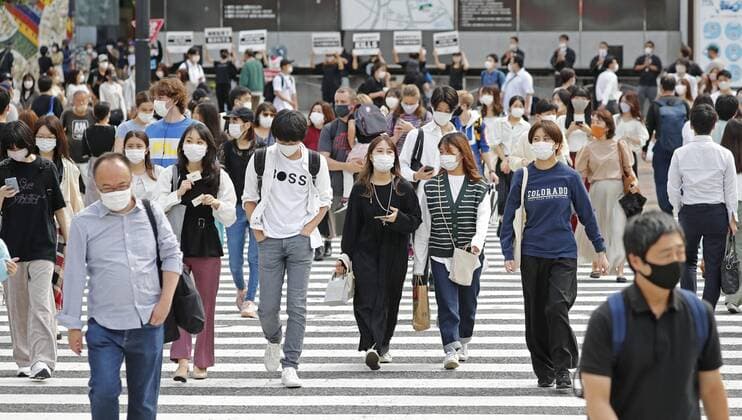 Japan decides to end COVID-19 emergency as cases fall People wearing face masks for protection against the coronavirus walk in Tokyo s Shibuya area on Sept. 28, 2021. The Japanese government formally decided the same day to lift the COVID-19 state of emergency covering Tokyo, Osaka and 17 other prefectures, as infections have declined from their peak.  A14AA0000899598P
