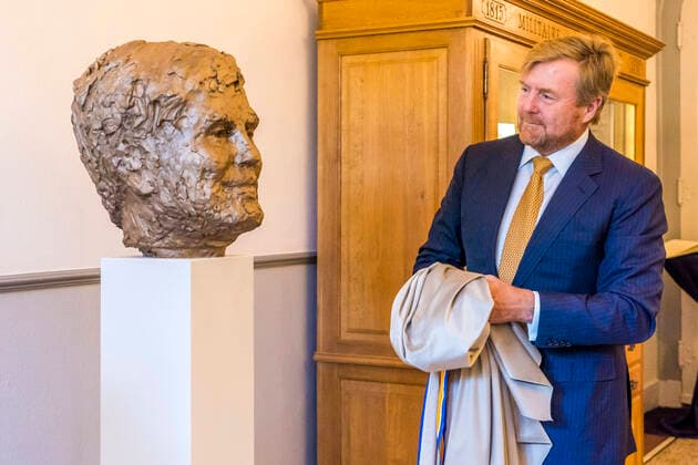 Bilder des Jahres 2021, Entertainment 09 September Entertainment Themen der Woche KW39 Entertainment Bilder des Tages 28-09-2021 The Hague King Willem-Alexander unveiling of the artwork of a bronze statue of the King made by artist Jikke van Loon at the Kanselarij der Nederlandse Orden (Chancellery of the Dutch Orders ) in The Hague. Â  Copyright: xPPEx