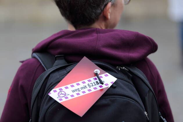 Bilder des Jahres 2021, News 09 September News Themen der Woche KW39 Eine Frau mit Schild Weg mit Paragraf 218 StGB während einer Kundgebung für die Entkriminalisierung von Schwangerschaftsabbrüchen anlässlich des International Safe Abortion Day auf dem Alten Markt in Potsdam, 28. September 2021. International Safe Abortion Day *** A woman holding a sign Weg mit Paragraf 218 StGB during a rally for the decriminalization of abortion on the occasion of International Safe Abortion Day at the Alter Markt in Potsdam, 28 September 2021 International Safe Abortion Day.