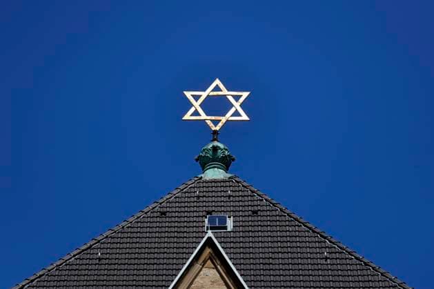 Die Kölner Synagoge in der Roonstraße im Kwartier Latäng. Hier steht Tag und Nacht ein Polizeiauto und hält Wache. Die Landesregierung von NRW richtete zuletzt eine Meldemöglichkeit für antisemitische Vorfälle unterhalb der Strafbarkeitsgrenze ein. Köln, 27.09.2021 *** The Cologne synagogue on Roonstraße in the Latäng district A police car stands guard here day and night The state government of North Rhine-Westphalia recently set up a reporting facility for anti-Semitic incidents below the punishment threshold Cologne, 27 09 2021 Foto:xC.xHardtx xFuturexImage