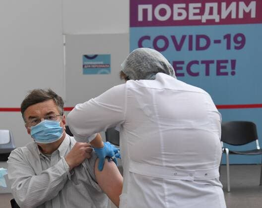 Russia Coronavirus Vaccination 6661293 28.09.2021 A man receives a dose of Sputnik V (Gam-COVID-Vac) vaccine against the coronavirus disease at a vaccination centre in Gostiny Dvor in Moscow, Russia Pavel Bednyakov Sputnik Moscow Russia  Copyright: xPavelxBednyakovx