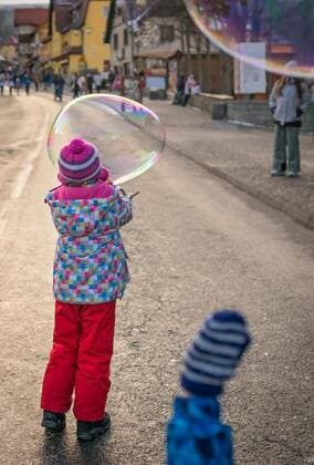  IMAGO Creative: Winter in der Stadt Children trying to catch giant soap bubbles model released, Symbolfoto, 12.10.2020, Copyright: xpawopa3336x Panthermedia25966176