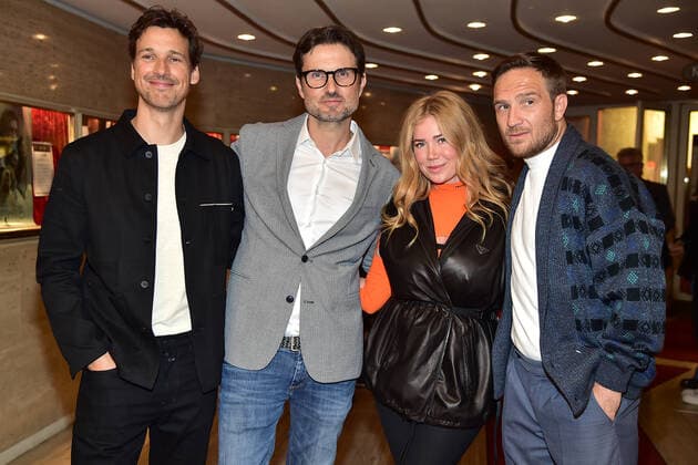Ernst Lubitsch Preis Verleihung in Berlin ERNST-LUBITSCH-PREIS 2021 Florian David Fitzz, Simon Verhoeven, Palina Rojinski, Frederick Lau Verleihung des ERNST-LUBITSCH-PREIS 2021 in der ASTOR FilmLounge an Simon Verhoeven am 28.09.2021