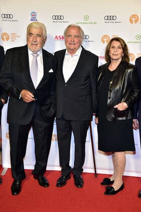 Ernst Lubitsch Preis Verleihung in Berlin ERNST-LUBITSCH-PREIS 2021 Mario Adorf, Dr. Michael Verhoeven, Senta Berger Verleihung des ERNST-LUBITSCH-PREIS 2021 in der ASTOR FilmLounge an Simon Verhoeven am 28.09.2021
