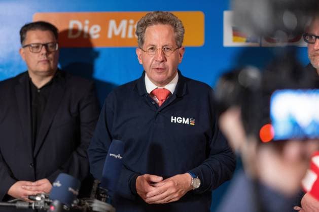 Bundestagswahl 2021 - CDU Hans-Georg Maaßen (m), CDU-Direktkandidat für die Bundestagswahl 2021, gesteht neben den Kreisvorsitzenden Danny Dobmeier (l) und Marcus Kalkhage (r) seine Niederlage bei der Bundestagswahl 2021 ein. Zella-Mehlis Thüringen DEUTSCHLAND *** Bundestag election 2021 CDU Hans Georg Maaßen m , CDU direct candidate for the 2021 Bundestag election, admits defeat in the 2021 Bundestag election Zella Mehlis Thuringia GERMANY alongside district leaders Danny Dobmeier l and Marcus Kalkhage r