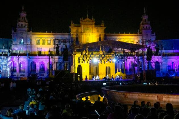 Italian singer-songwriter Zucchero Fornaciari performs on stage at Spain Square in Sevilla, Spain, 28 September 2021, as part of the Iconica Sevilla Fest. Zucchero in Sevilla !ACHTUNG: NUR REDAKTIONELLE NUTZUNG!  Copyright: xRaúlxCaro.x GRAF1115 20210928-75b67421ccd324c4769dd970dd4daa325383b128