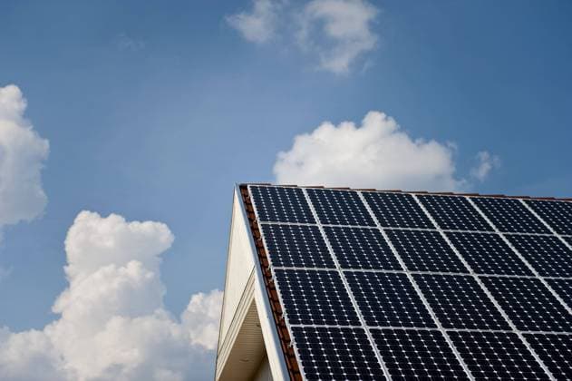 IMAGO Nature: Unsere Erde, Energiequellen, Photovoltaik Fotovoltaik Solaranlage auf Hausdach - Symbolbilder Solardach auf einem Wohnhaus bei sonnigem Wetter, Deutschland solar roof on a single-family house at sunny weather, Germany BLWS653143 *** Solar roof on a single family house at sunny weather, Germany BLWS653143 Copyright: xblickwinkel McPHOTO B.xLeitnerx