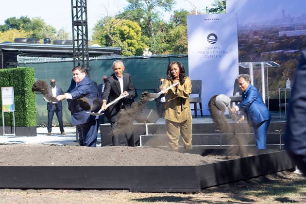Bilder des Jahres 2021, News 09 September News Themen der Woche KW39 News Bilder des Tages September 28, 2021, Chicago, IL, USA: Illinois Governor J.B. PRITZKER, PRESIDENT BARACK OBAMA, MICHELLE OBAMA AND Chicago MAYOR LORI LIGHTFOOT dig in their shovels for the official groundbreaking of the Obama Presidential Center. Chicago USA - ZUMAh86_ 20210928_zap_h86_054 Copyright: xKarenxI.xHirschx
