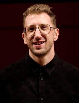 Hochschule für Musik, Internationaler Klangkünstler Lawrence Abu Hamdan (* 1985 im Amman) bei der Midisage auf dem Campus der Johannes Gutenberg-Universität Mainz. Abu Hamdans Arbeiten wurden in die Kollektionen des Museum of Modern Art, Guggenheim Museums, Van Abbemuseum, Centre Pompidou und der Tate Modern aufgenommen 28.09.21