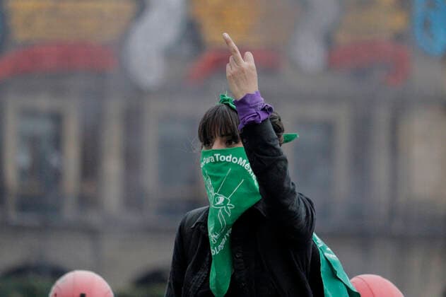 Global Day Of Action In Favour Of Legal, Free And Safe Abortion In Mexico And Latin America A member of a feminist group insults police officers guarding the National Palace in Mexico City s Zocalo, on the occasion of the Global Day of Action in favour of legal, free and safe abortion in Mexico and Latin America. Mexico City Mexico vieyra-notitle210928_npTla  Copyright: xGerardoxVieyrax