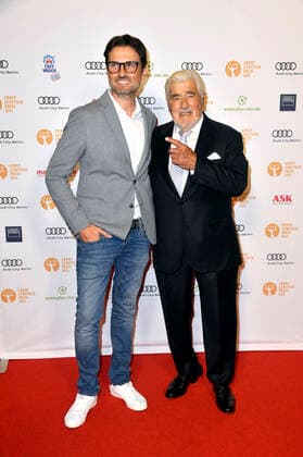 Simon Verhoeven und Mario Adorf bei der 63. Verleihung vom Ernst-Lubitsch-Preis 2021 in der Astor Film Lounge. Berlin, 28.09.2021