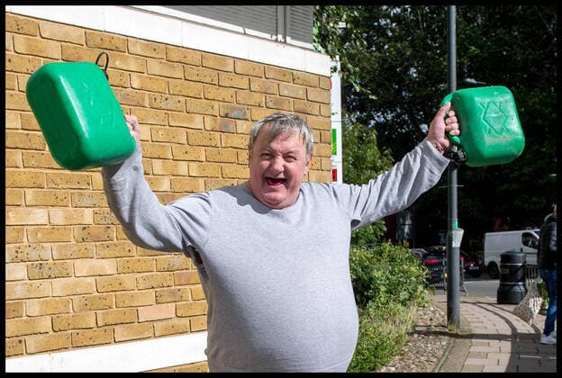 Bilder des Jahres 2021, News 09 September News Themen der Woche KW39 News Bilder des Tages . 29 09 2021. London, United Kingdom. Ongoing Fuel Crisis. A happy customer shows off his ten litres of fuel outside the Waitrose Shell garage in South Harrow.  xMartynxWheatleyx xi-Imagesx IIM-22630-0001