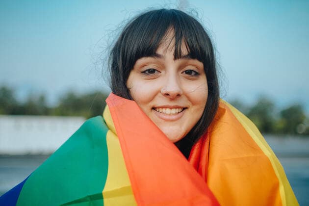IMAGO Creative: Pride Month 2022, Engagement der Jugendlichen Portrait of a latina woman wearing the rainbow flag Madrid, Community of Madrid, Spain CR_ADRO210906-823177-01 ,model released, Symbolfoto