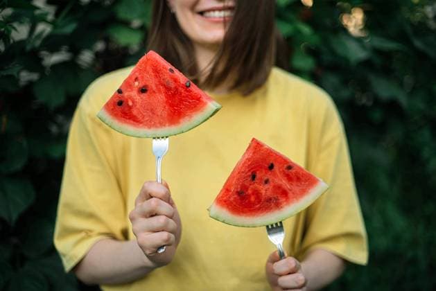 IMAGO Creative: Sommer, Sommertage im Garten a woman with a watermelon on the garden Illinois City, Illinois, United States CR_INCH21090258-823127-01 ,model released, Symbolfoto