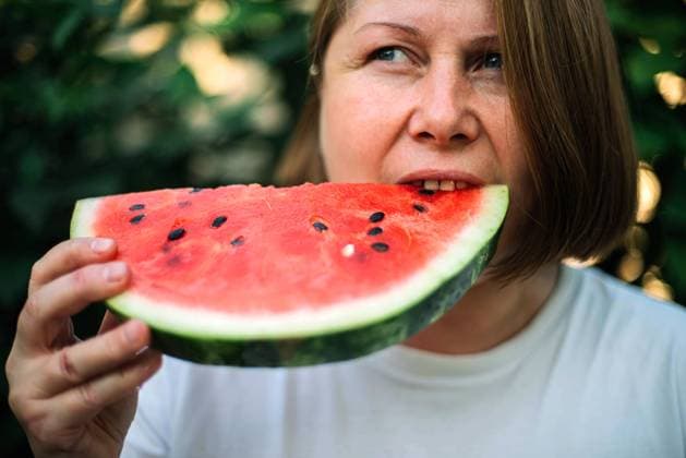 IMAGO Creative: Clickbait, Rezepte und Kochen a woman with a watermelon on the garden Texas City, Texas, United States CR_INCH21090258-823132-01 ,model released, Symbolfoto