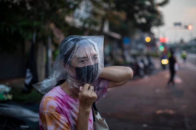 Bilder des Jahres 2021, News 09 September News Themen der Woche KW39 News Bilder des Tages September 29, 2021, Bangkok, Thailand: A woman wears a bag over her head to protect against residual particles from the water cannon, that can still cause intense burning in the eyes and throat, during a pro-democracy rally in Bangkok, Thailand, Wednesday, September 29, 2021. The protest remained peaceful until met with police resistance that saw the use of a potent mix of chemicals from water cannons similar to the effects of tear gas or pepper spray, while protestors through plastic bags filled with paint and some small, homemade explosives. Bangkok Thailand - ZUMAm249 20210929_zip_m249_016 Copyright: xAndrexMalerbax