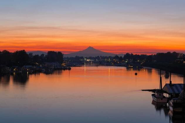  Mount Hood over Columbia River at Dawn, 12.10.2020, Copyright: xDavidgnx Panthermedia26105073