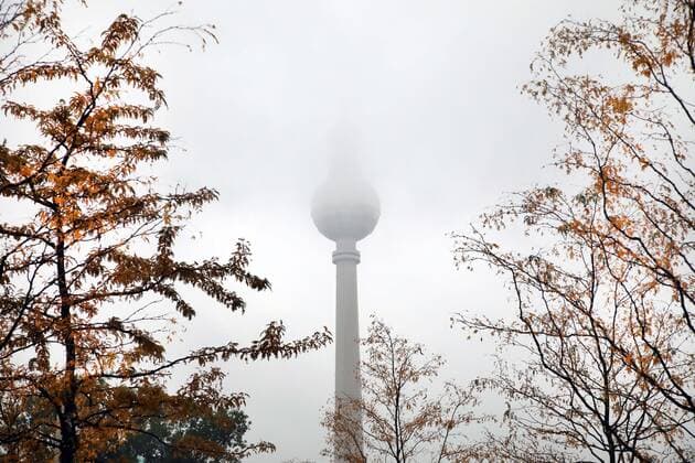 9.09.2021, Berlin - Deutschland. Der Herbst kommt und hüllt den Fernsehturm in dicke Wolken. *** 9 09 2021, Berlin Germany Autumn comes and wraps the TV tower in thick clouds