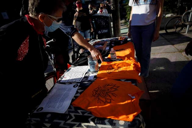 September 29, 2021, Toronto, on, Canada: People buy orange shirts from the Native Arts Society and Toronto Indigenous Harm Reduction at pop-up in Kensington Market, ahead of National Day for Truth and Reconciliation in Toronto, Wednesday, Sept. 29, 2021. Toronto Canada  - ZUMAc35_ 20210929_zaf_c35_077 Copyright: xColexBurstonx