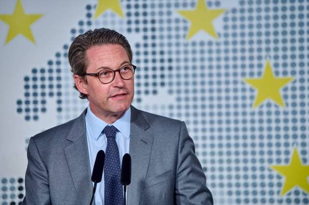 Bundesverkehrsminister Andreas Scheuer bei der Ankunft des EU-Sonderzugs Connecting Europe Express (CEE) am Berliner Bahnhof Südkreuz und trifft dort auf den historischen Trans-Europ-Express. Der EU-Sonderzug durchquert seit dem 2. September 26 Länder auf dem Kontinent. German Transport Minister Andreas Scheuer at the arrival of the special EU train Connecting Europe Express (CEE) at Berlin s Südkreuz station, where he meets the historic Trans-Europ-Express. The special EU train has been crossing 26 countries on the continent since September 2. snapshot-photography F.Boillot *** German Transport Minister Andreas Scheuer at the arrival of the special EU train Connecting Europe Express CEE at Berlin s Südkreuz station, where he meets th