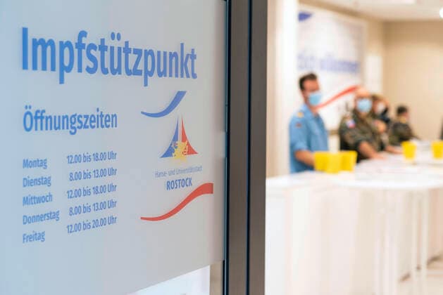 im Impfstützpunkt Rostock ist heute die 150.000 Dosis gegen COVID-19 seit dem 28. Dezember 2020 durch das Impfzentrum und mobile Impfteams in der Hansestadt Rostock verimpft worden. Die Zeit der Impfzentren geht zu Ende, statt in den Zentren laufen die Corona-Impfungen vor allem über die niedergelassenen Ärzte, die bereits in die Impfkampagne eingebunden sind. Dort bekommt man auch die Zweitimpfung, falls die erste im Impfzentrum stattgefunden hat, das jetzt schließt. ROSTOCK