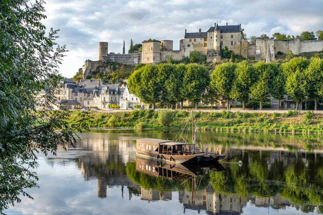 Chinon Stadtansicht mit Burg und Fluss Vienne, Chinon, Frankreich Cityscape with Vienne river and the castle in Chinon, Loire Valley, France *** Chinon Cityscape with Vienne river and the castle in Chinon, Loire Valley, France