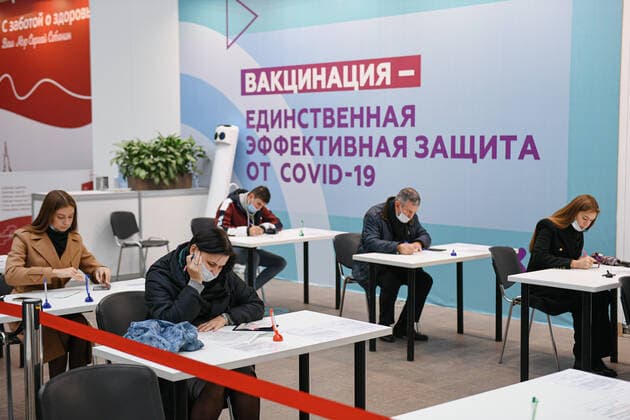 (210930) -- MOSCOW, Sept. 30, 2021 -- People fill in questionnaires before getting administered against COVID-19 at a vaccination center in Moscow, Russia, Sept. 30, 2021. ) RUSSIA-MOSCOW-COVID-19-VACCINATION EvgenyxSinitsyn 