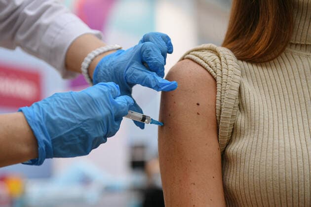 (210930) -- MOSCOW, Sept. 30, 2021 -- A health worker administers a dose of COVID-19 vaccine at a vaccination center in Moscow, Russia, Sept. 30, 2021. ) RUSSIA-MOSCOW-COVID-19-VACCINATION EvgenyxSinitsyn 
