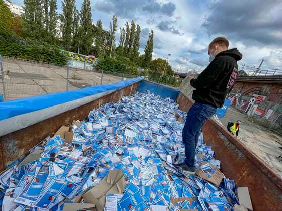 Bilder des Jahres 2021, News 09 September News Themen der Woche KW39 News Bilder des Tages ZPS wirft Millionen AfD-Flyer in den Müll, Guerillateam wirft Millionen AfD-Flyer in den Müll. Mit einer fingierten Flyer-Verteilfirma hat das Zentrum für politische Schönheit (ZPS) die AfD dazu gebracht, dass die Partei den Aktionskünstlern angeblich fünf Millionen Flyer mit einem Gesamtgewicht von 72 Tonnen vor der Bundestagswahl zugesandt hat. Die Flyer wurden medienwirksam in bereitstehende Behälter entsorgt. *** ZPS throws millions of AfD flyers in the garbage, guerrilla team throws millions of AfD flyers in the garbage With a fictitious flyer distribution company, the Center for Political Beauty ZPS got the AfD to allegedly send the party action artists five million flyers with a total weight of 72 tons before the federal e
