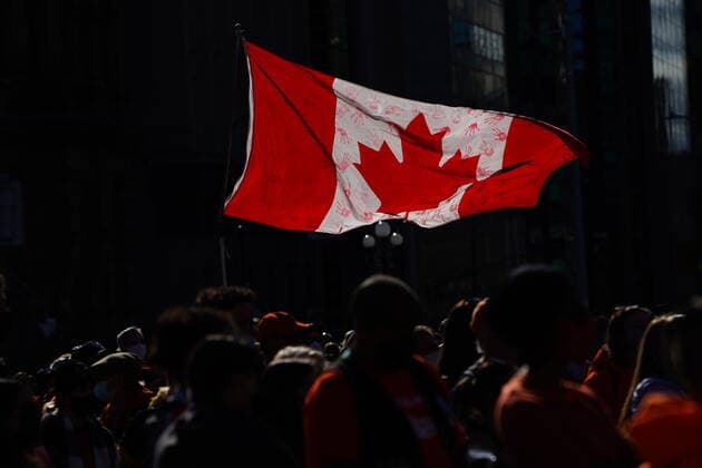 News Bilder des Tages September 30, 2021, Ottawa, on, Canada: A Canadian flag with handprints flies over the crowd during the National Day for Truth and Reconciliation in Ottawa on Thursday, Sept. 30, 2021. Ottawa Canada  - ZUMAc35_ 20210930_zaf_c35_009 Copyright: xSeanxKilpatrickx