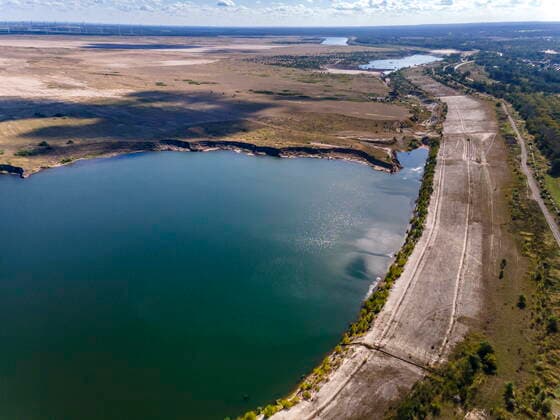 Flutung am künftigen Cottbuser Ostsee DEU Brandenburg Cottbus Â Ostsee vor Cottbus: Am Einlaufbauwerk in Lakoma sprudelt nach langer Trockenheit das Wasser wieder. Fast zwei Jahre nach Flutungsbeginn am künftigen Cottbuser Ostsee kann man im Restschlauch das Wasser wieder ansteigen sehen: In den nächsten Jahren füllt sich der einstige Tagebau Cottbus-Nord und verwandelt sich damit bis an den Horizont in den größten künstlichen See Deutschlands. Zwar habe man an einigen Stellen 70 Prozent der aufzufüllenden Wasserhöhe erreicht beim erforderlichen Gesamtvolumen aber befände man sich noch am Anfang. Wenn kein mittleres Wunder geschieht, werden wir auch wegen dem Klimawandel bis Ende der 20er-Jahre brauchen, um den See zu f