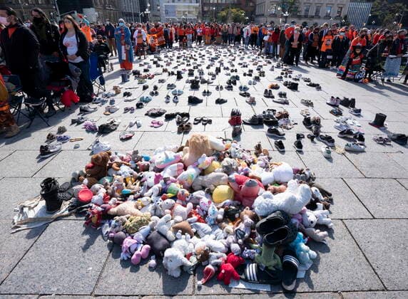 News Bilder des Tages September 30, 2021, Ottawa, on, Canada: People surround childrenÃ¢â‚¬â ¢s shoes and stuffed animals which were placed on Parliament Hill earlier this year during National Day for Truth and Reconciliation ceremonies, Thursday, September 30, 2021 in Ottawa. Ottawa Canada  - ZUMAc35_ 20210930_zaf_c35_037 Copyright: xAdrianxWyldx
