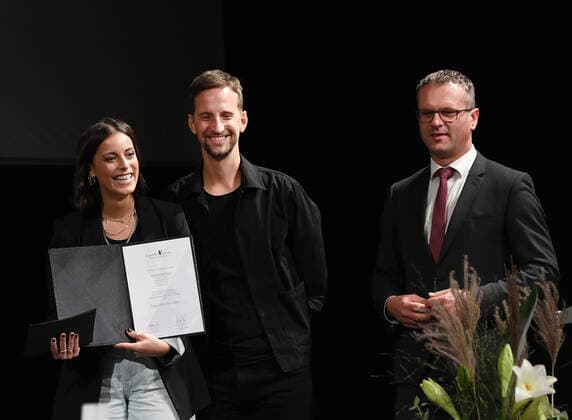 Rottenburg 30.09.2021 Verleihung des Eugen-Bolz-Preis 2021 Preistraeger die Rock- und Pop-Band Silbermond, Stefanie Kloss (li) und Johannes Stolle (Mitte) bekommen den Preis von Oberbuergermeister Stephan Neher (re, CDU) ueberreicht
