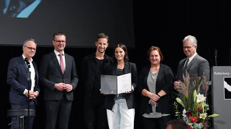 Rottenburg 30.09.2021 Verleihung des Eugen-Bolz-Preis 2021 Laudator Prof. Dr. Kai Gniffke (SWR), Oberbuergermeister Stephan Neher (CDU), Preistraeger die Rock- und Pop-Band Silbermond, Stefanie Kloss, Johannes Stolle, Ministerin fuer Kultus, Jugend und Sport, Theresa Schopper (Die Gruenen) und Generalvikar Dr. Clemens Stroppel (v.li.)