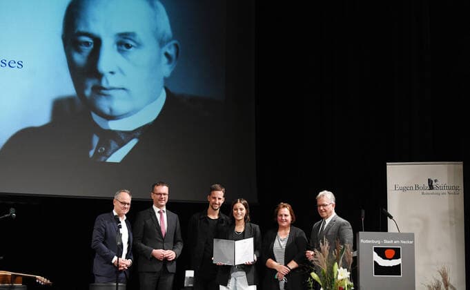 Rottenburg 30.09.2021 Verleihung des Eugen-Bolz-Preis 2021 Laudator Prof. Dr. Kai Gniffke (SWR), Oberbuergermeister Stephan Neher (CDU), Preistraeger die Rock- und Pop-Band Silbermond, Stefanie Kloss, Johannes Stolle, Ministerin fuer Kultus, Jugend und Sport, Theresa Schopper (Die Gruenen) und Generalvikar Dr. Clemens Stroppel (v.li.)