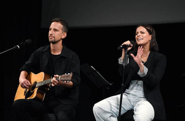 Rottenburg 30.09.2021 Verleihung des Eugen-Bolz-Preis 2021 Preistraeger die Rock- und Pop-Band Silbermond, Stefanie Kloss (re) und Johannes Stolle