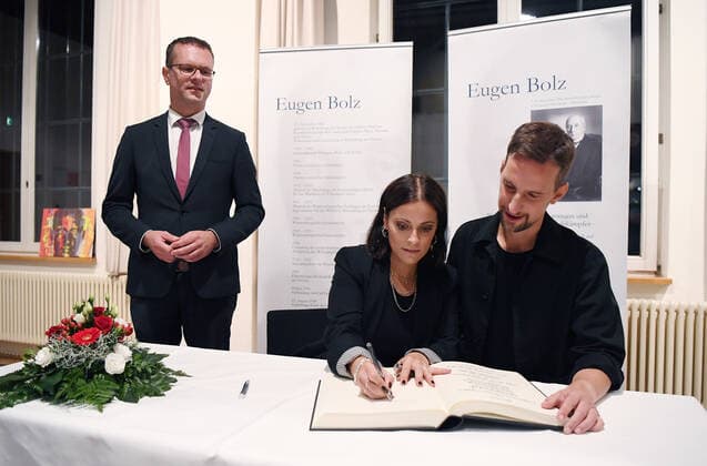 Rottenburg 30.09.2021 Verleihung des Eugen-Bolz-Preis 2021 Preistraeger die Rock- und Pop-Band Silbermond, Stefanie Kloss (Mitte) und Johannes Stolle tragen sich in das Goldene Buch der Stadt ein, Oberbuergermeister Stephan Neher (li, CDU)