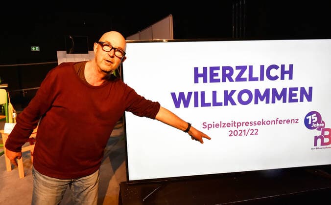 29.09.2021 - neue Bühne Senftenberg. Vorstellung der Spielzeit 2021 22 zum 75-jährigen Jubiläum des Theaters in Senftenberg. Manuel Soubeyrand, Intendant der neuen Bühne Senftenberg. neue Bühne Senftenberg. Vorstellung der Spielzeit 2021 22 *** 29 09 2021 neue Bühne Senftenberg Presentation of the season 2021 22 on the occasion of the 75th anniversary of the theatre in Senftenberg Manuel Soubeyrand, artistic director of neue Bühne Senftenberg neue Bühne Senftenberg Presentation of the season 2021 22