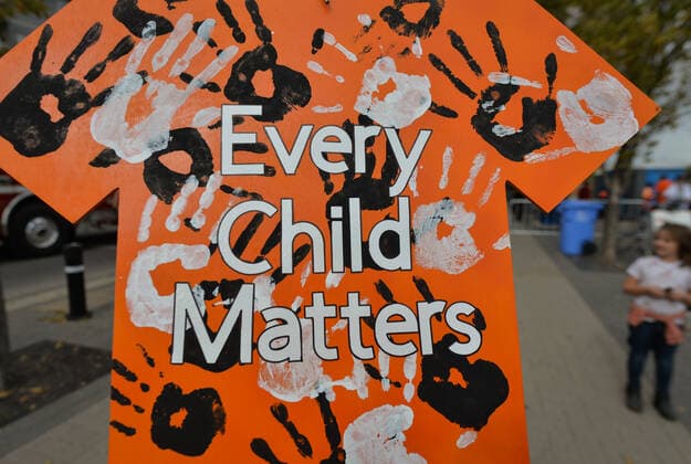 Calgary Commemorates Canada s First National Day For Truth And Reconciliation A placard with words Every Child Matters seen during an outdoor official ceremony at Fort Calgary, as the City of Calgary commemorates Orange Shirt Day, and observes the first National Day for Truth and Reconciliation (a federal statutory holiday). On Thursday, 30 September 2021, in Fort Calgary, Calgary, Alberta, Canada. Calgary Canada widak-calgaryc210930_npMPT  Copyright: xArturxWidakx