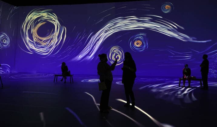 Bilder des Jahres 2021, Entertainment 09 September Entertainment Themen der Woche KW39 Entertainment Bilder des Tages Visitors enjoy The Starry Night painting on preview day of Beyond Van Gogh: The Immersive Experience, in St. Louis on Thursday, September 30, 2021. Beyond Van Gogh uses projection technology to create a journey into the world of Van Gogh.  SLP2021093003 BILLxGREENBLATT