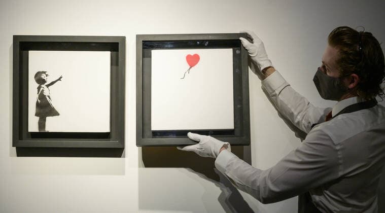 Bilder des Jahres 2021, Entertainment 10 Oktober Entertainment Themen der Woche KW39 Entertainment Bilder des Tages Christie?s art handlers hold the iconic Banksy Diptych (Girl and Balloon) artwork at the preview of the 20th 21st Century Evening Sale which will be livestreamed across salerooms in London, New York and Hong Kong on 15 October 2021, showcasing the best of international art. Highlights include: Banksy, Girl and Balloon (Diptych) numbered 6 25, executed 2005. at an estimated Â£2,500,000-3,500,000. Where: London, United Kingdom When: 01 Oct 2021 Credit: Malcolm Park Cover Images Copyright: xx 50712433 EDITORIAL USE ONLY. NOT FOR USE BY NEWSPAPERS BASED IN THE UK.