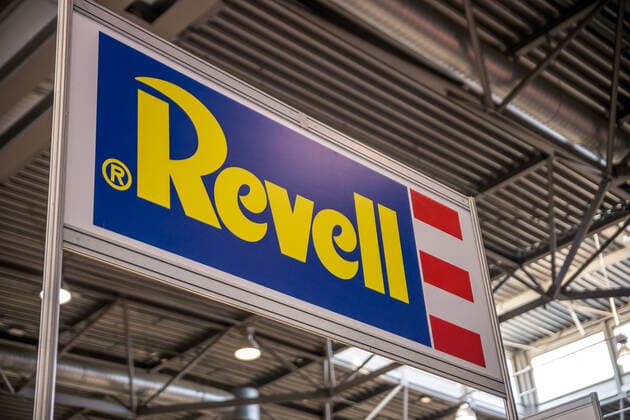 Neustart in Leipzig, Als erste Messe seit Anfang 2020 findet auf dem Leipziger Messegelände die Messe Modell Hobby Spiel statt. Unter strengen Corona Hygiene Auflagen nach dem 3G Modell dürfen die Menschen das Messegelände betreten. Der Stand des Modellbausatz Anbieters Revell.