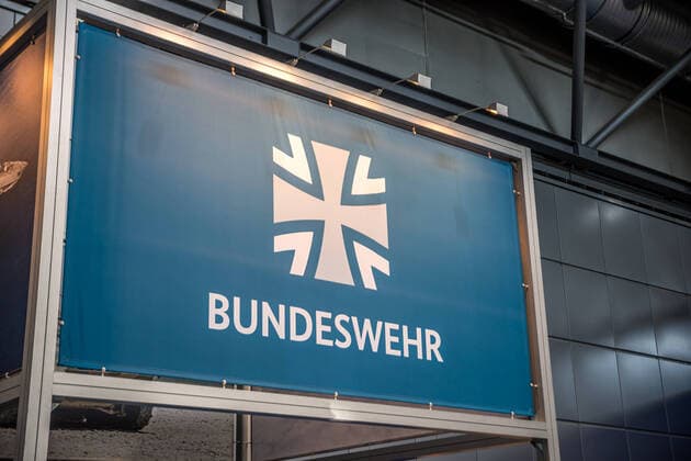 Neustart in Leipzig, Als erste Messe seit Anfang 2020 findet auf dem Leipziger Messegelände die Messe Modell Hobby Spiel statt. Unter strengen Corona Hygiene Auflagen nach dem 3G Modell dürfen die Menschen das Messegelände betreten. Hier der Stand der Bundeswehr (Symbol, Logo)
