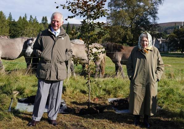 Bilder des Jahres 2021, Entertainment 10 Oktober Entertainment Themen der Woche KW39 Entertainment Bilder des Tages . 01 10 2021. Balmoral, Scotland, United Kingdom. Queen Elizabeth II and Prince Charles, Prince of Wales, on the Balmoral estate in Scotland, United Kingdom, where they planted a tree to mark the start of the official planting season for the Queen s Green Canopy .  xPoolx xi-Imagesx IIM-22639-0017