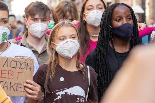 Berühmte Feministinnen, Vanessa Nakate Greta Thunberg bei Klimastreik in Mailand Greta Thunberg mit Vanessa Nakate beim Streik. Bis zu 50.000 Menschen versammelten sich am 1. Oktober 2021 bei einem Fridays for Future Schulstreik in Mailand, Italien, um anlässlich des Yoth COP 26 und Pre COP ein deutliches Zeichen für Klimaschutz & Umweltschutz, die Einhaltung des Pariser Abkommens und das 1, 5 Grad Ziel und um Druck auf die Politik auszuüben. * Greta Thunberg and Vanessa Nakate during the strike. On October 1st, 2021 on the occasion of the Youth COP and Pre COP 26 up to 50,000 people joined a Fridays for Future school strike in Milan, Italy. They protested to show a clear message for climate and environmental protection, for the Paris Agreement & the 1.5 degree goal, and Copyright: xALEXANDERxPOHLxxxaal.photox