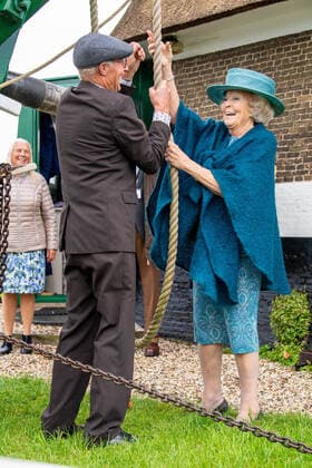 Bilder des Jahres 2021, Entertainment 10 Oktober Entertainment Themen der Woche KW39 Entertainment Bilder des Tages 01-10-2021 Aarlanderveen Princess Beatrix attend the opening of the restored Molenviergang in Aarlanderveen. Â  Copyright: xPPEx